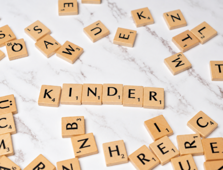 Frühe Bildung braucht mehr als Kompetenzmessung– Kommentar zum Regierungsentwurf für das Startchancen- und Qualitätsentwicklungsgesetz (SCQEG)